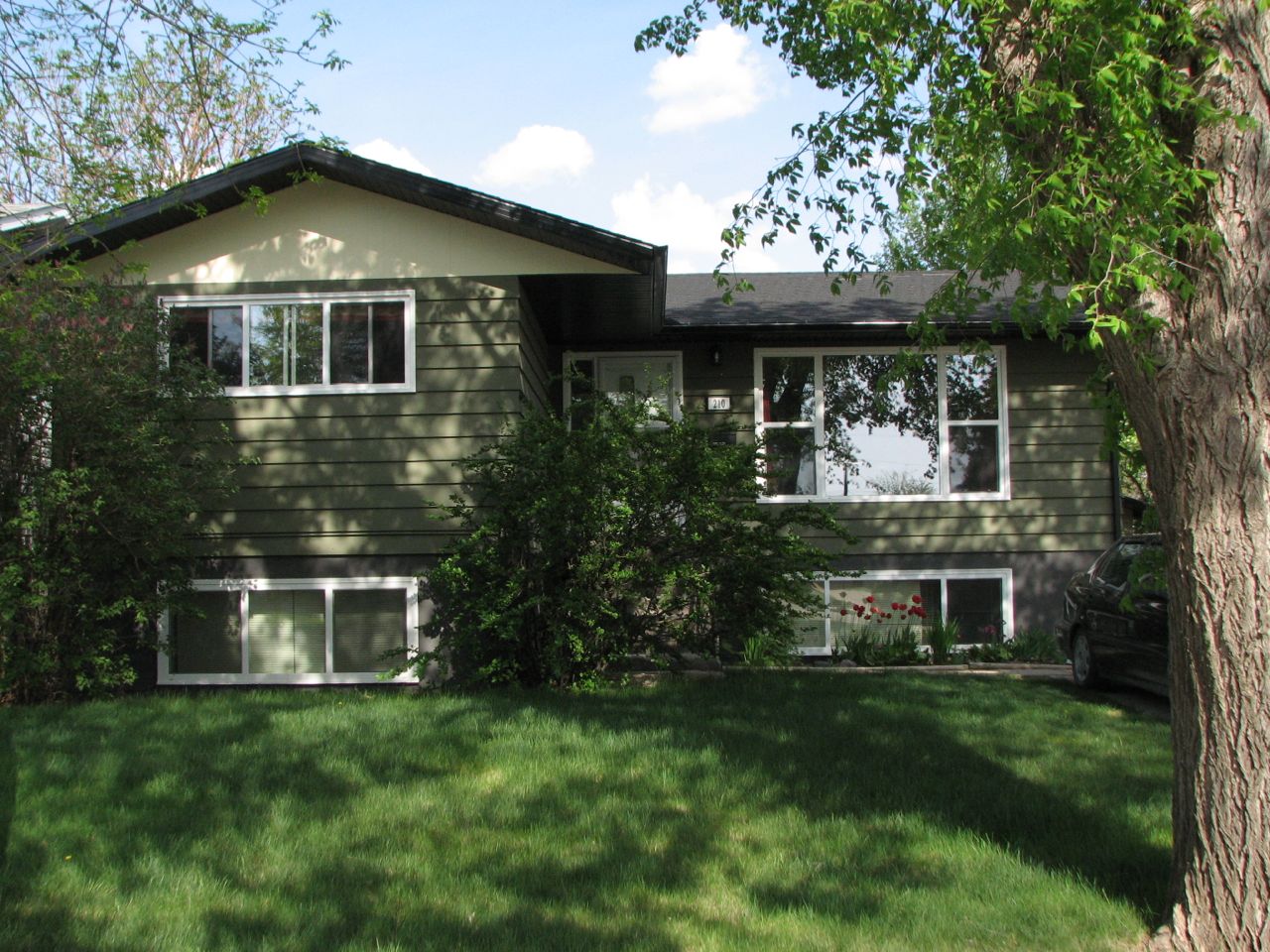 210 Vancouver Avenue North, Main