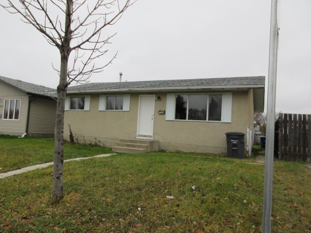 3553 Diefenbaker Drive,-
