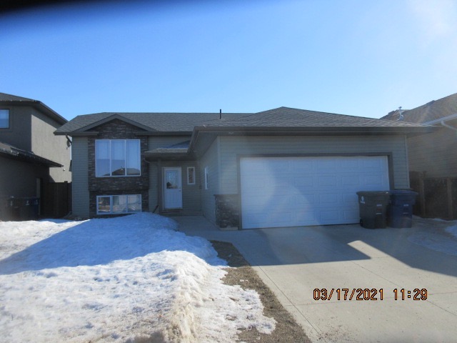 716 Redwood Crescent,-