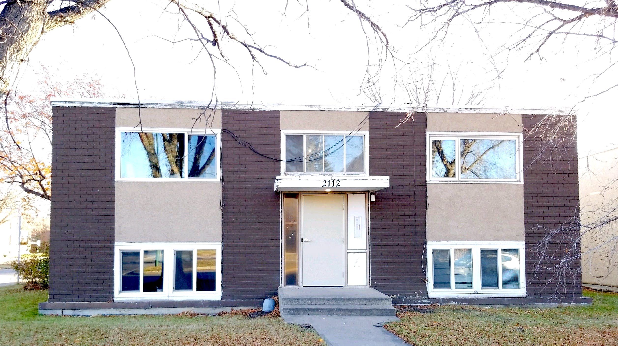 2112 Main Street,8